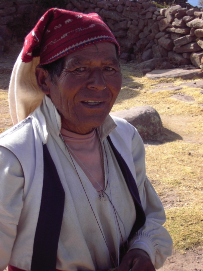 25 strickender Mann auf der Insel Taquile